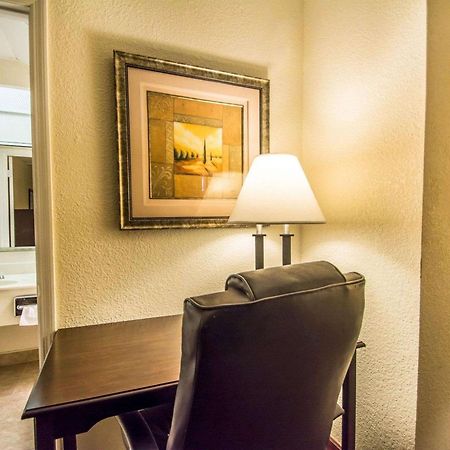 Quality Inn & Suites At Tropicana Field St. Petersburg Eksteriør bilde