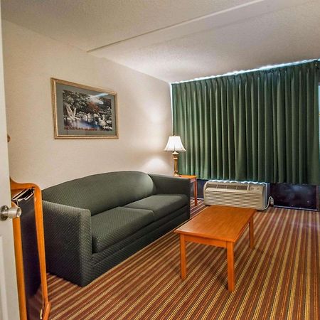 Quality Inn & Suites At Tropicana Field St. Petersburg Eksteriør bilde