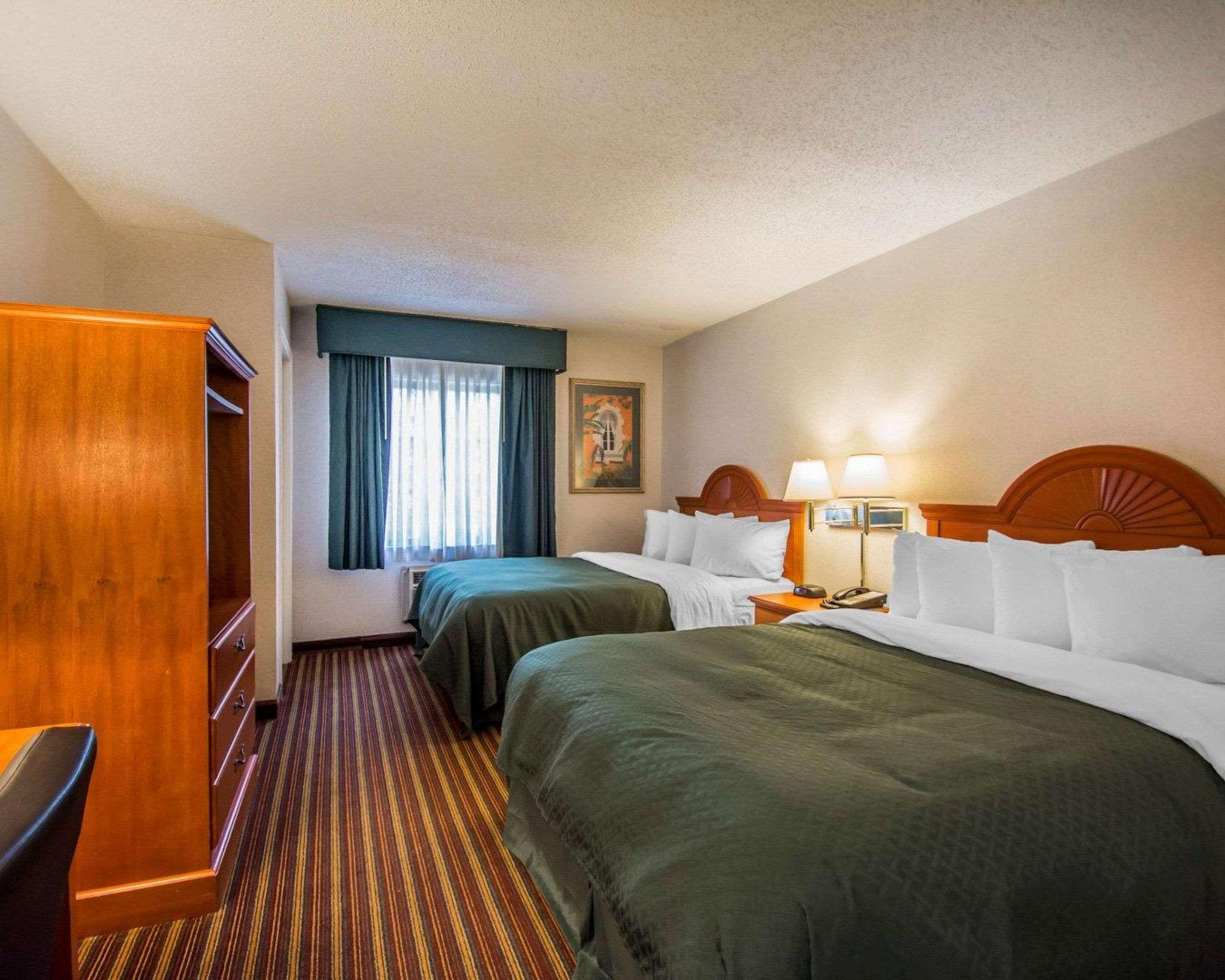 Quality Inn & Suites At Tropicana Field St. Petersburg Eksteriør bilde