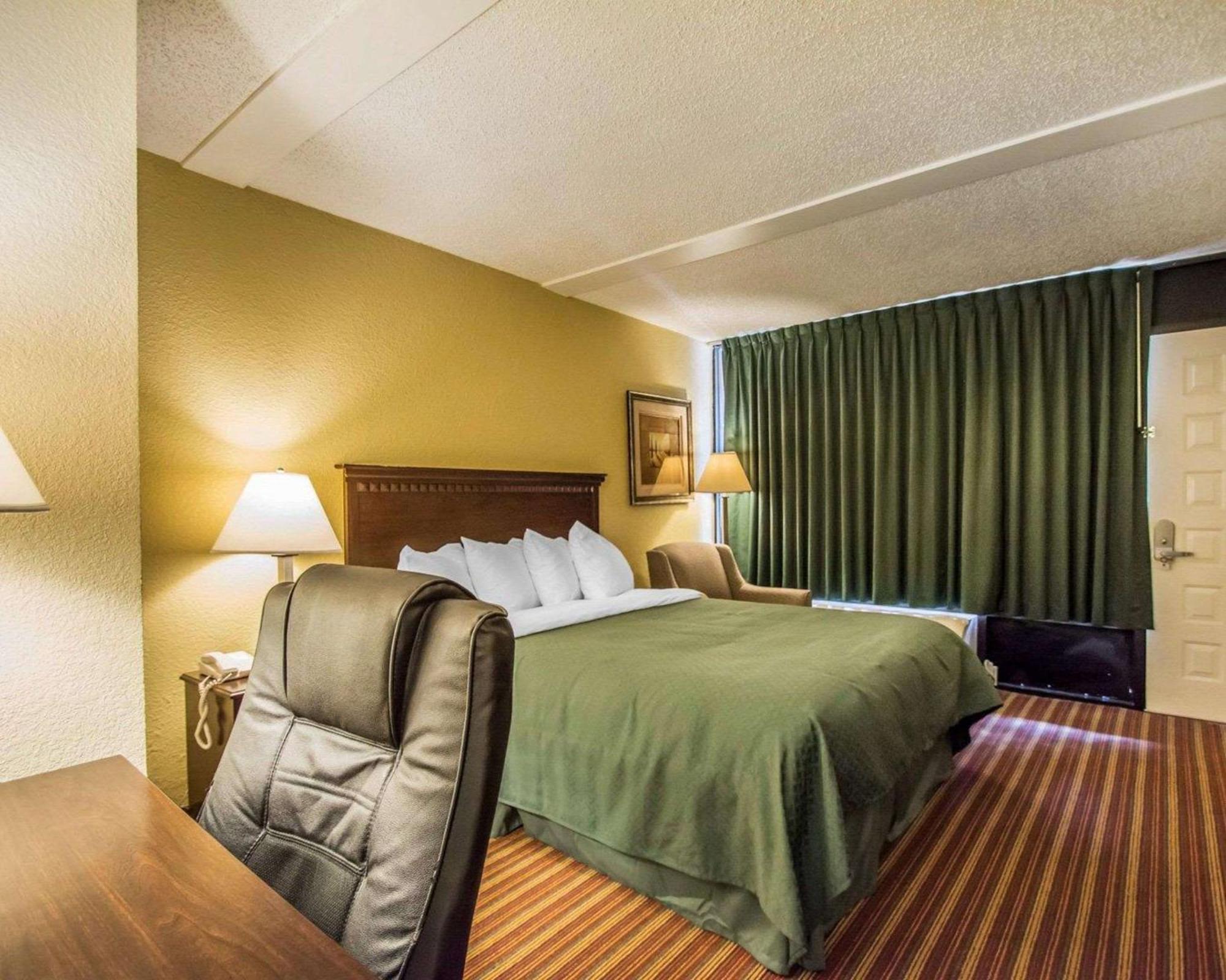 Quality Inn & Suites At Tropicana Field St. Petersburg Eksteriør bilde