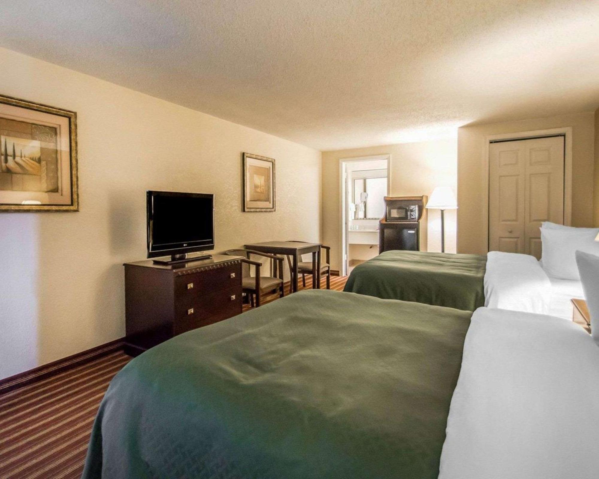Quality Inn & Suites At Tropicana Field St. Petersburg Eksteriør bilde