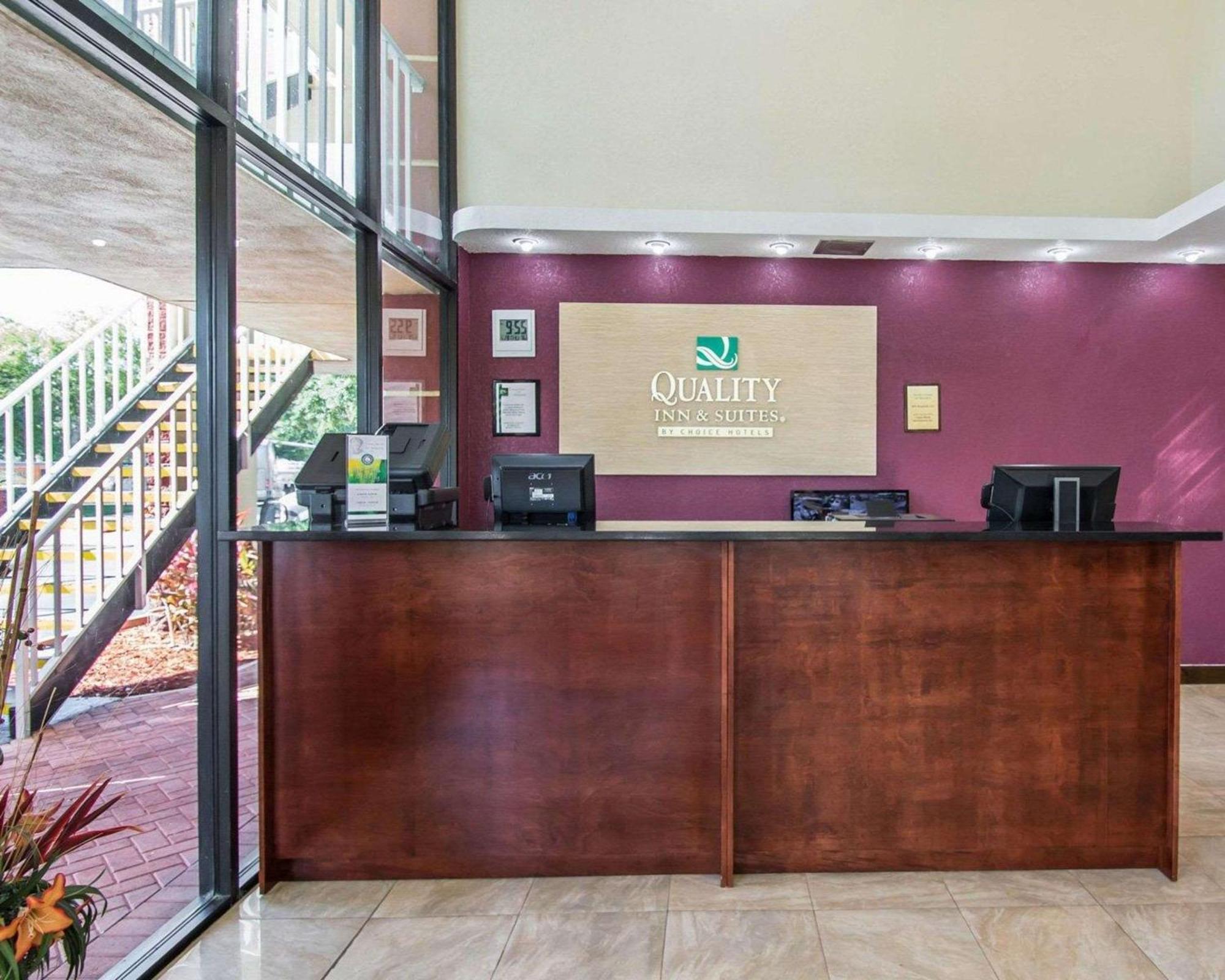 Quality Inn & Suites At Tropicana Field St. Petersburg Eksteriør bilde