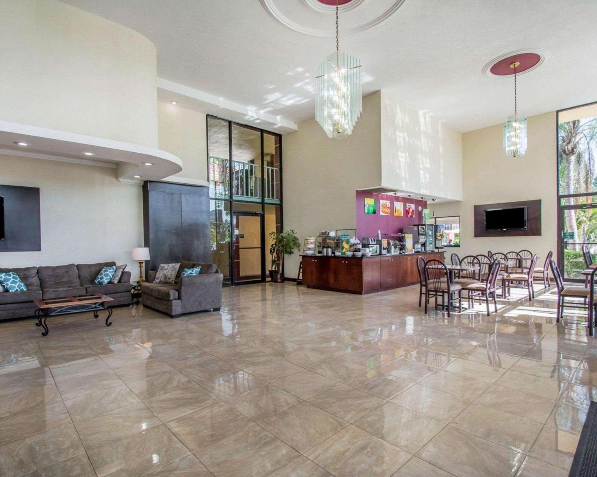 Quality Inn & Suites At Tropicana Field St. Petersburg Eksteriør bilde
