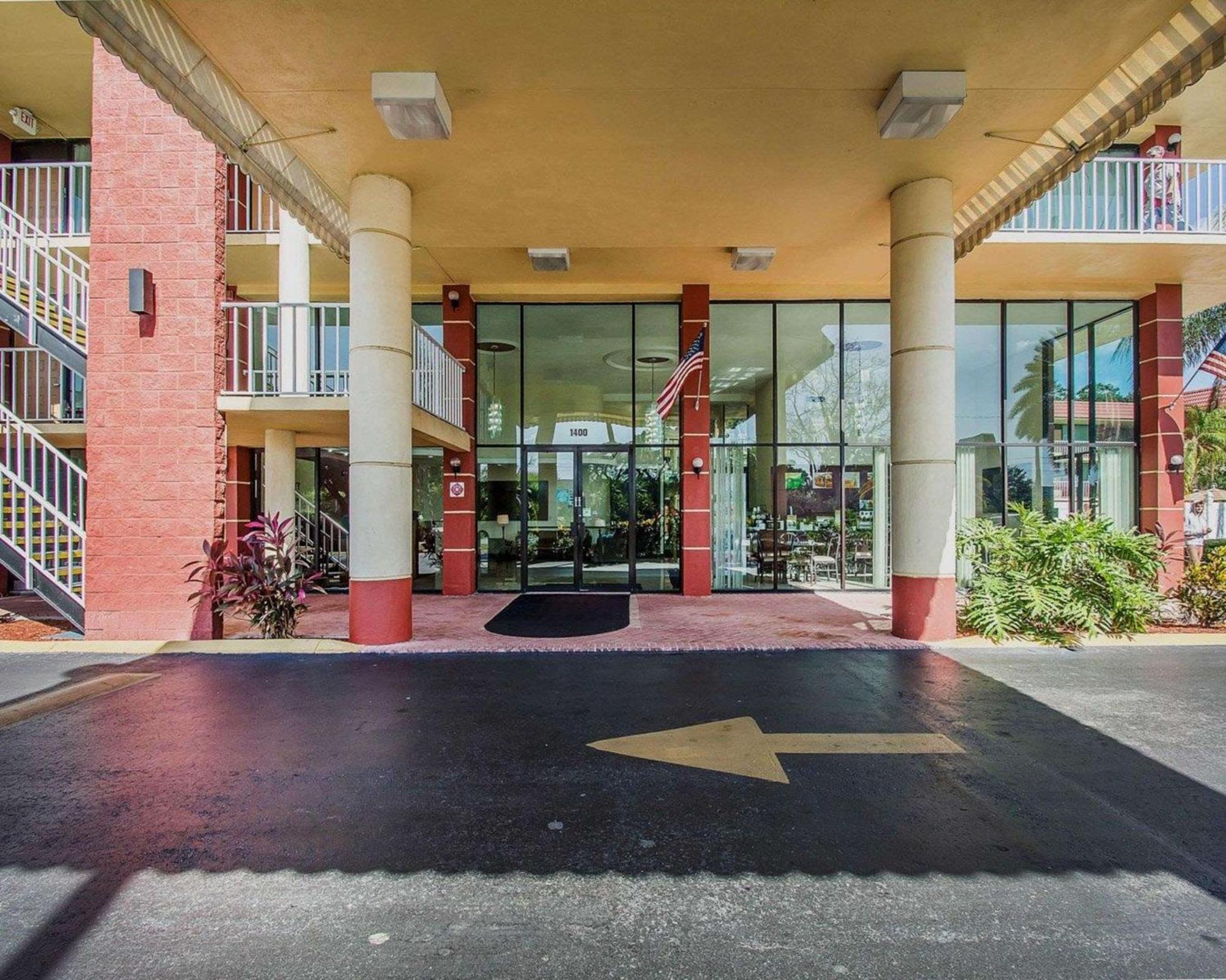 Quality Inn & Suites At Tropicana Field St. Petersburg Eksteriør bilde