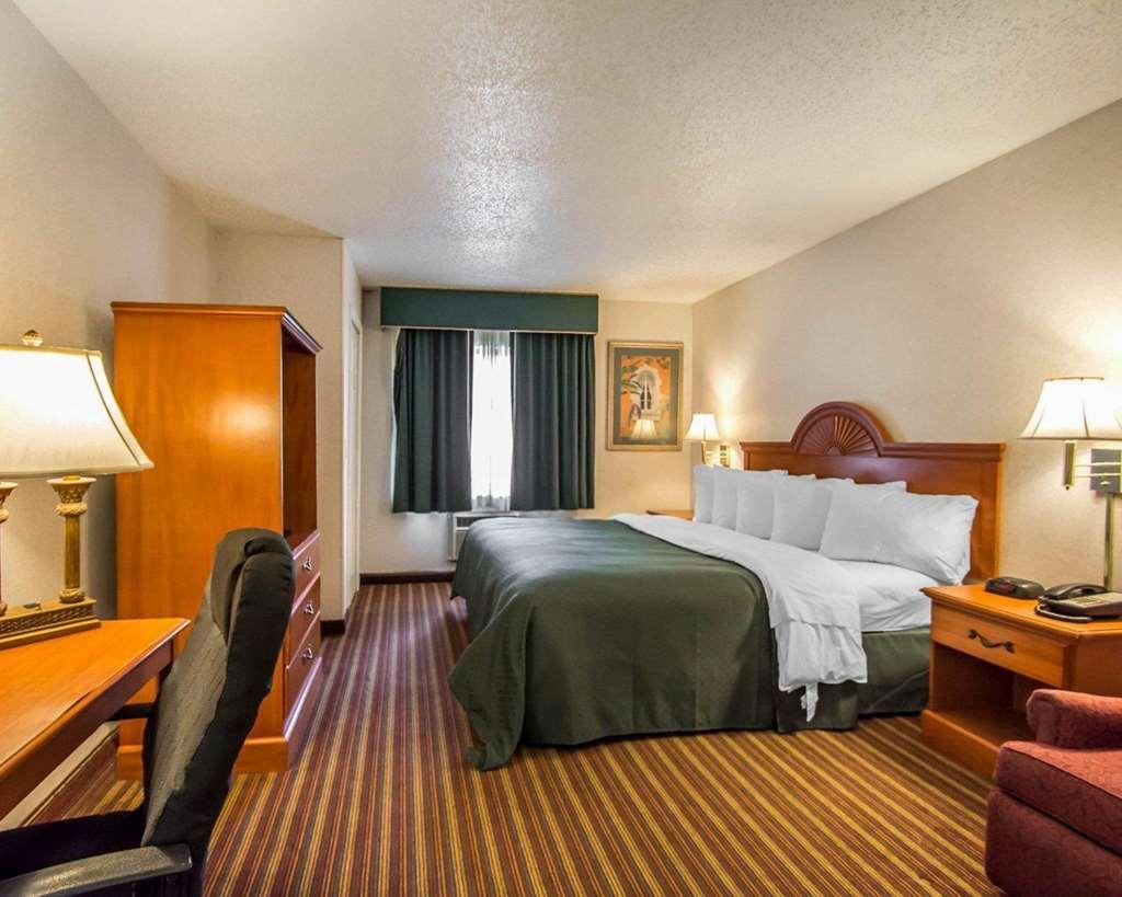 Quality Inn & Suites At Tropicana Field St. Petersburg Rom bilde