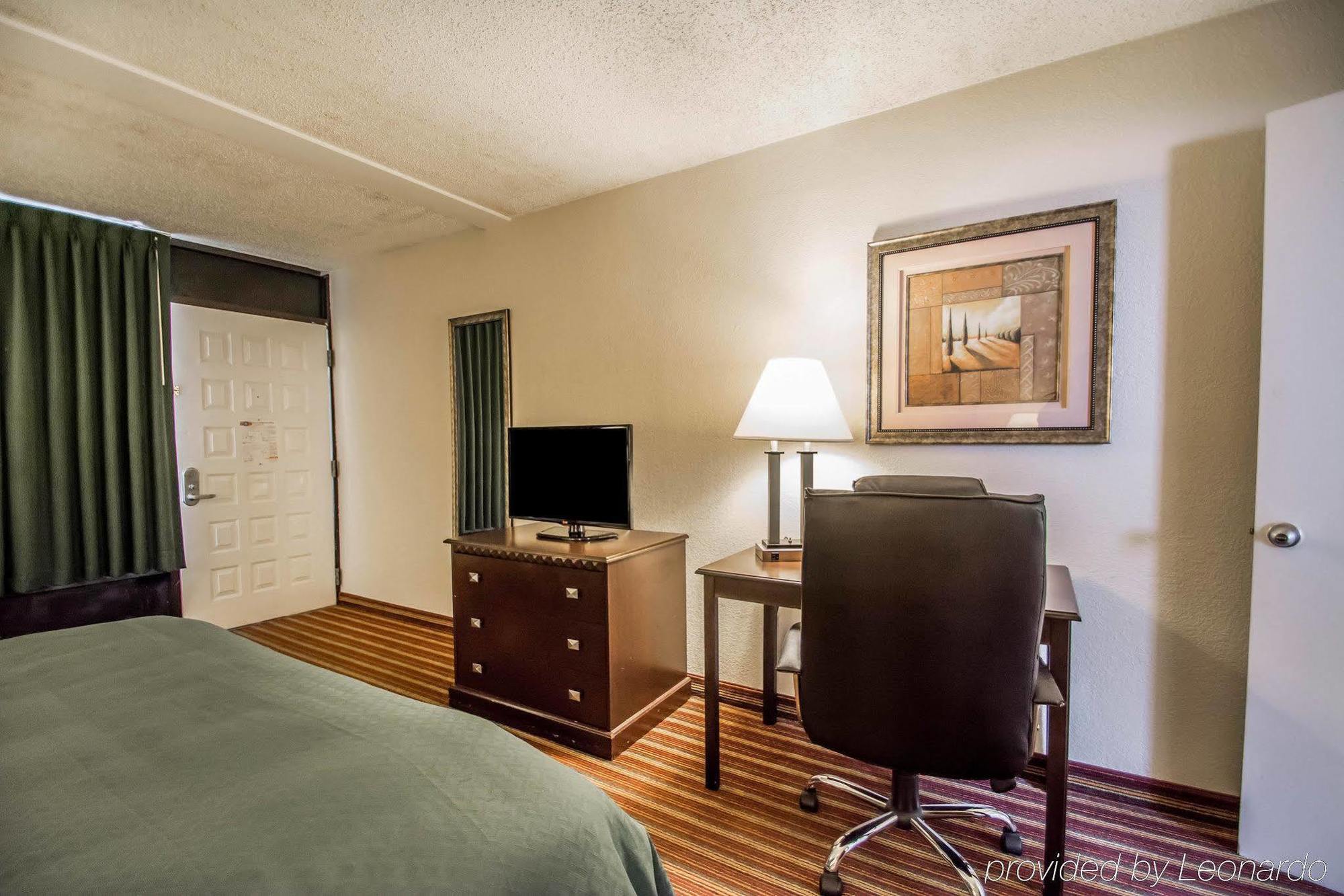 Quality Inn & Suites At Tropicana Field St. Petersburg Eksteriør bilde