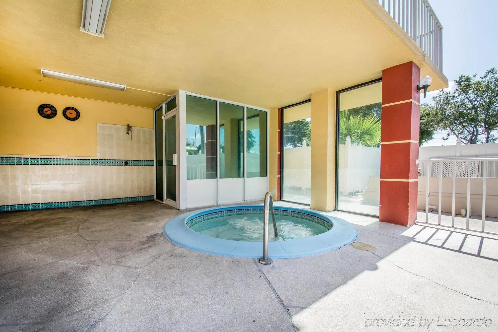 Quality Inn & Suites At Tropicana Field St. Petersburg Eksteriør bilde