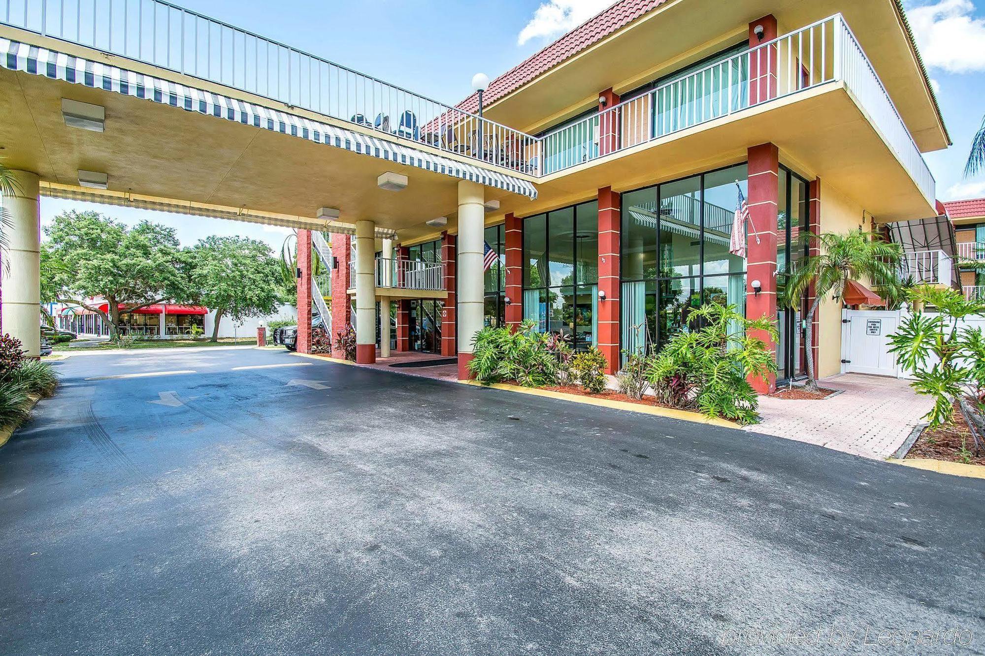 Quality Inn & Suites At Tropicana Field St. Petersburg Eksteriør bilde