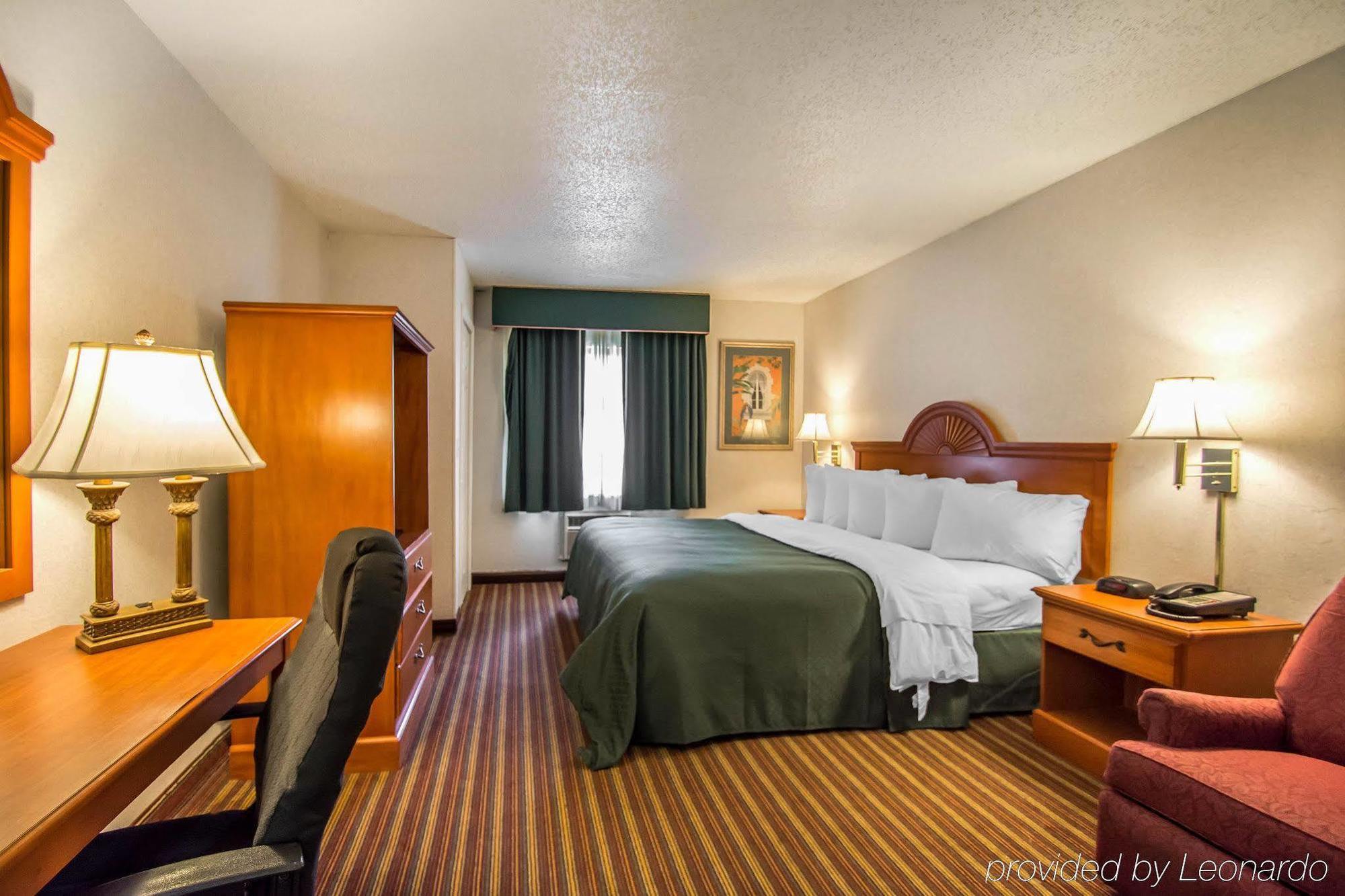 Quality Inn & Suites At Tropicana Field St. Petersburg Eksteriør bilde