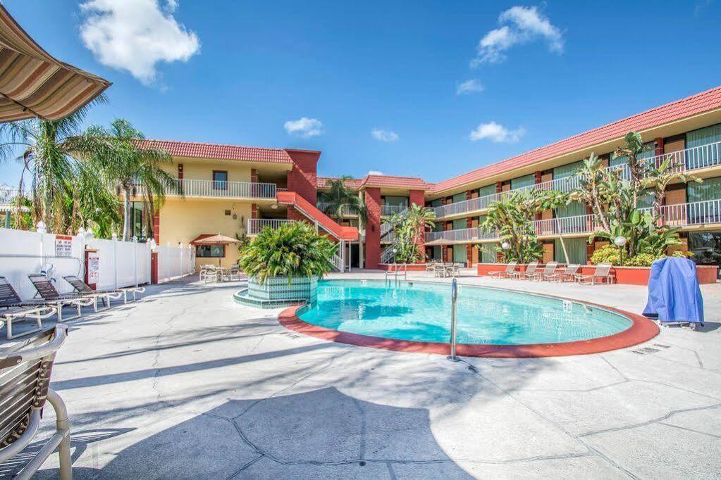 Quality Inn & Suites At Tropicana Field St. Petersburg Eksteriør bilde