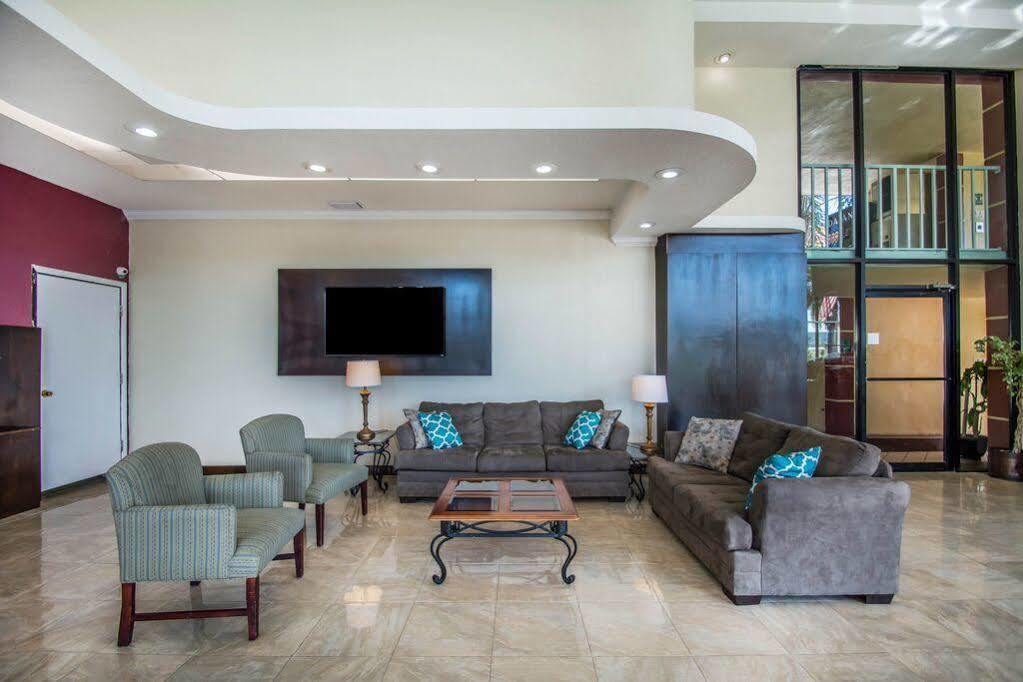 Quality Inn & Suites At Tropicana Field St. Petersburg Eksteriør bilde