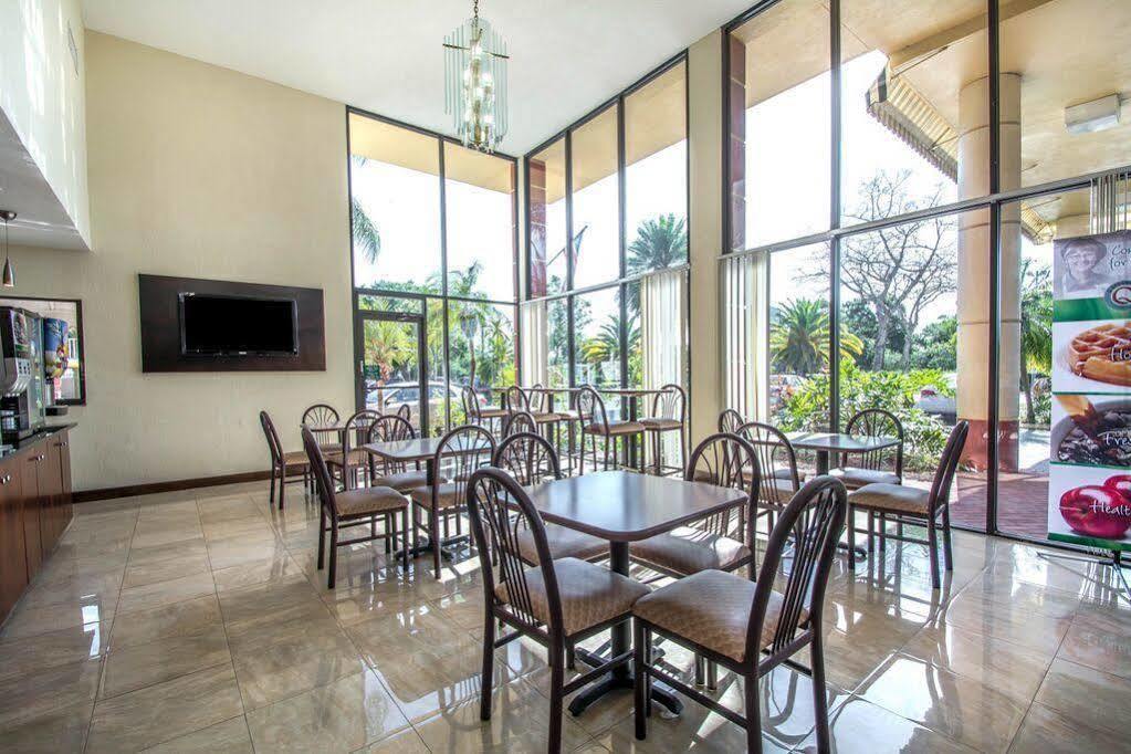 Quality Inn & Suites At Tropicana Field St. Petersburg Eksteriør bilde