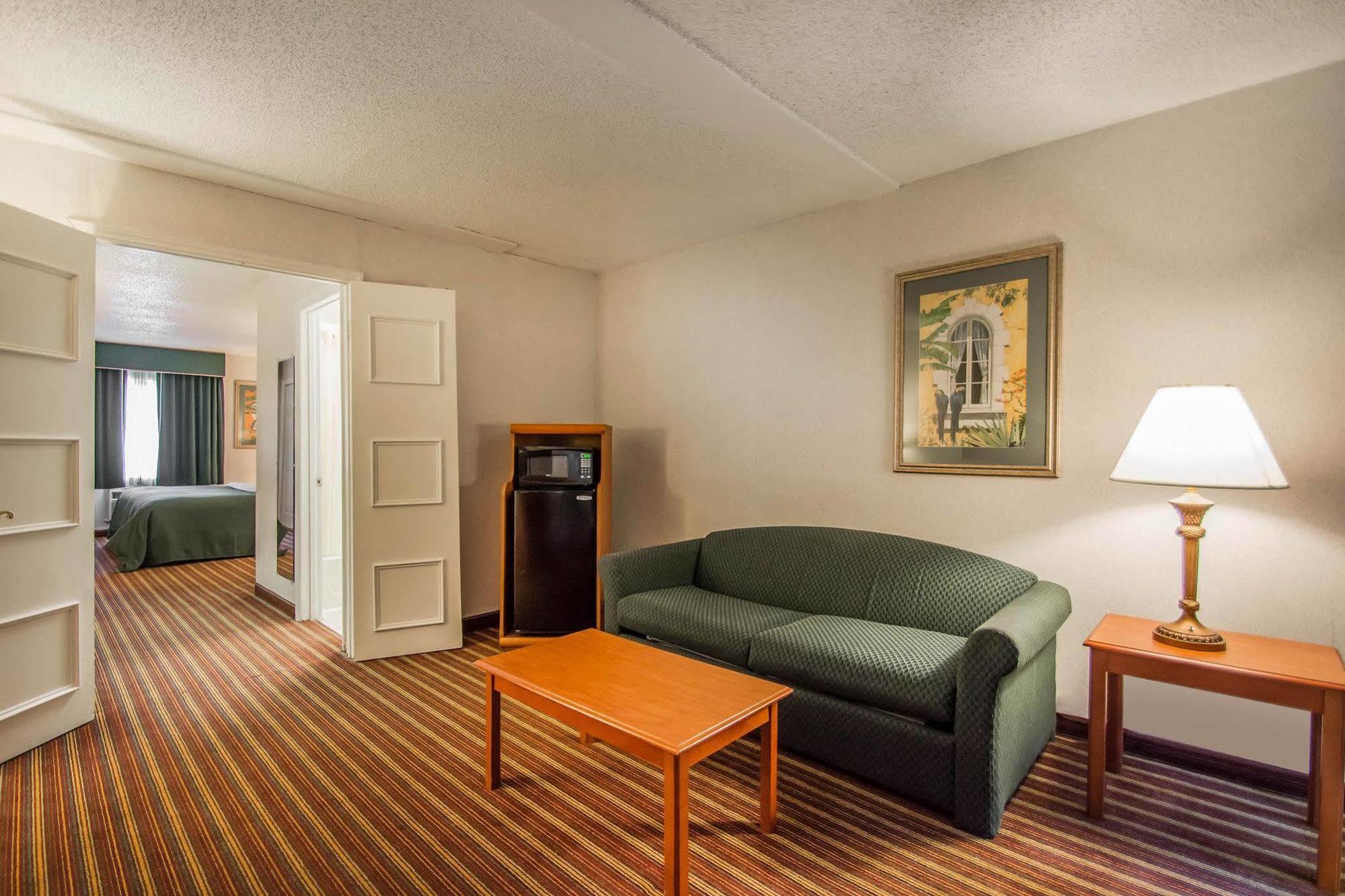 Quality Inn & Suites At Tropicana Field St. Petersburg Eksteriør bilde