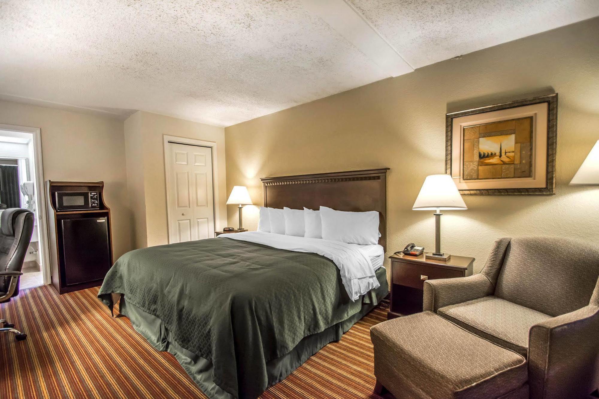 Quality Inn & Suites At Tropicana Field St. Petersburg Eksteriør bilde